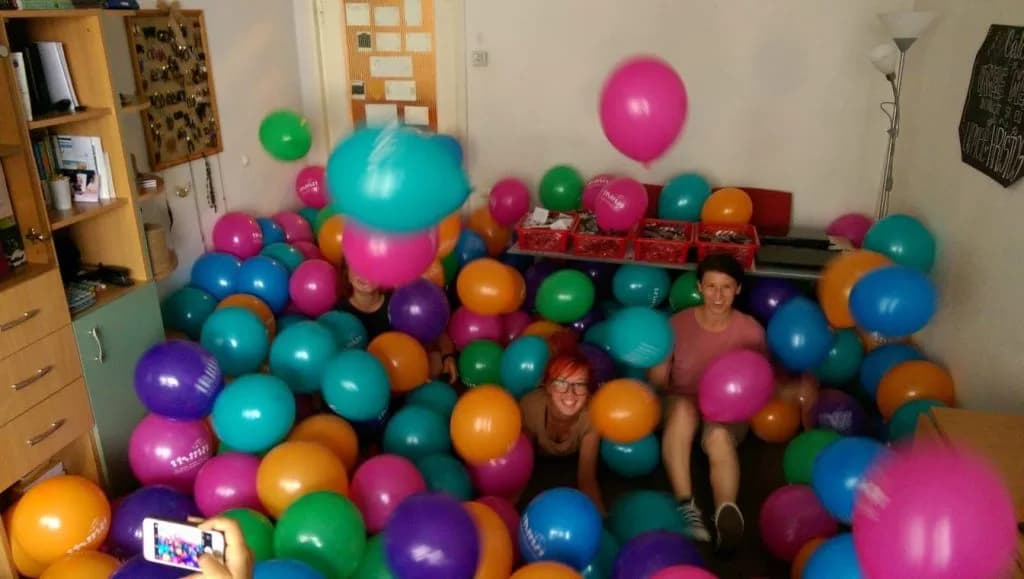 Copii se joacă într-o cameră plină cu baloane colorate de Ziua Copilului