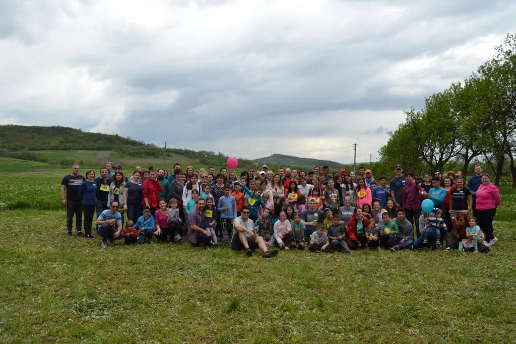 Participanții la cros reuniți pentru o fotografie de grup pe iarbă