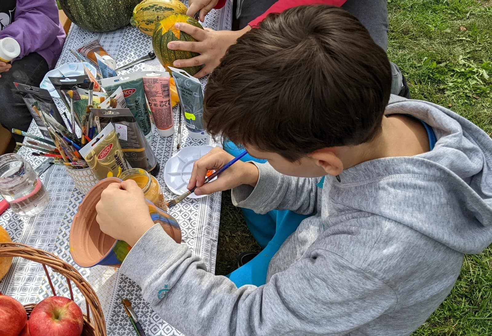 Un copil creează cu bucurie la un atelier al Fundației Pas cu Pas